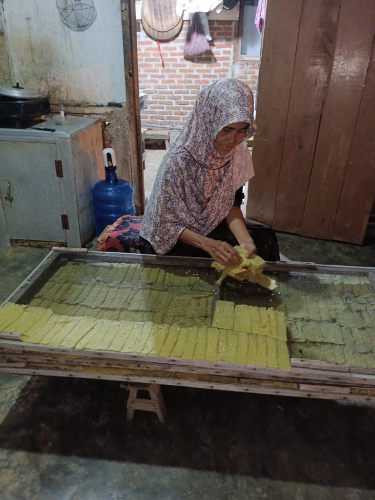 Gampong Doy terkenal dengan kerupuk tempe nya yang gurih dan enak